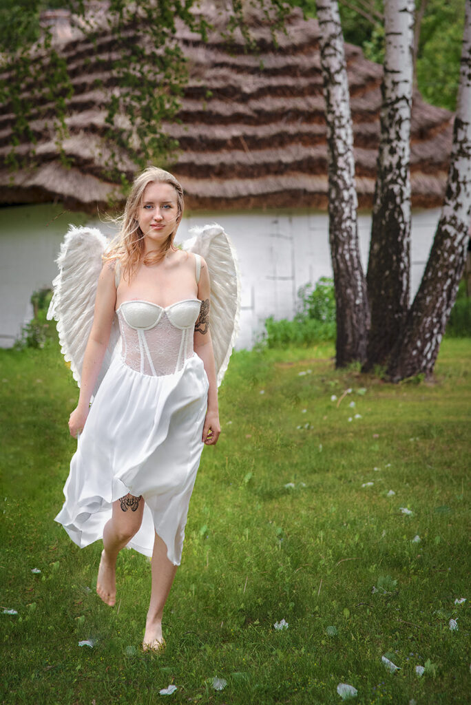 sylwetka kobieca w bieli Ola Danielak