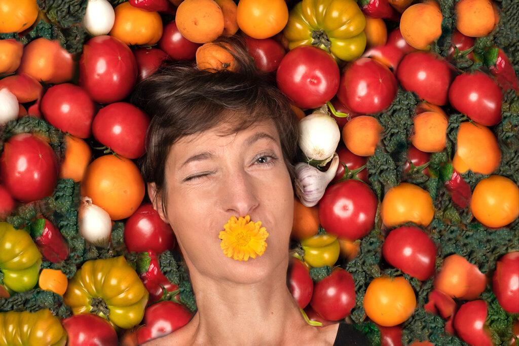 portret kobiety w pomidorach fotografia Danieli