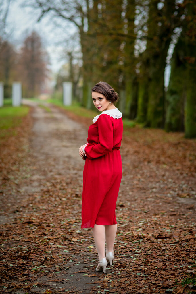 sylwetka kobiety w alejce fotografia Danieli